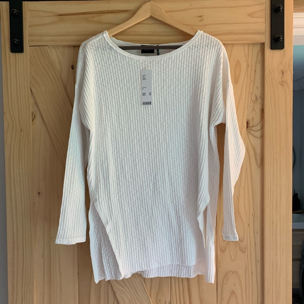 white side slit top - Picture 2 of 4